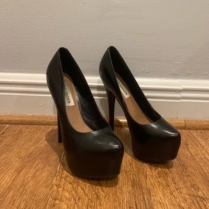 Steve Madden closed toe black platform heels
